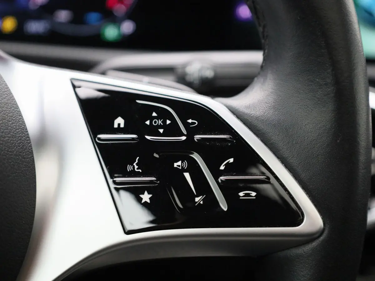 180 Business Line | Automaat | Panoramadak | Apple CarPlay / Android Auto | Leder | DAB | Navigatie | Bluetooth | Camera | Stoel verwarming | Cruise Control | Lichtmetalen Velgen |