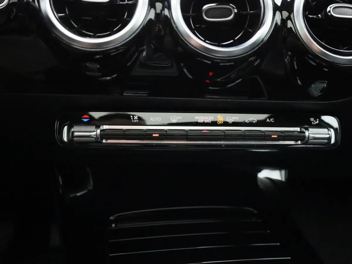 180 Business Line | Automaat | Panoramadak | Apple CarPlay / Android Auto | Leder | DAB | Navigatie | Bluetooth | Camera | Stoel verwarming | Cruise Control | Lichtmetalen Velgen |