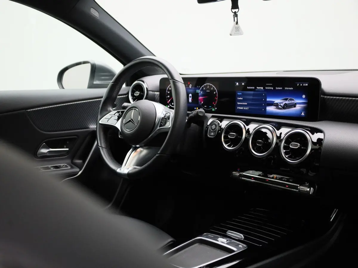 180 Business Line | Automaat | Panoramadak | Apple CarPlay / Android Auto | Leder | DAB | Navigatie | Bluetooth | Camera | Stoel verwarming | Cruise Control | Lichtmetalen Velgen |