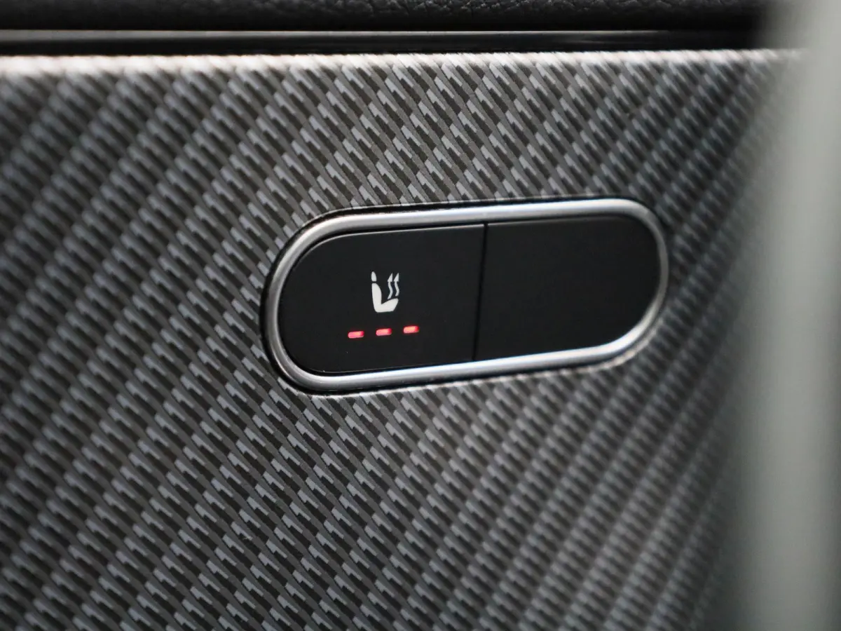 180 Business Line | Automaat | Panoramadak | Apple CarPlay / Android Auto | Leder | DAB | Navigatie | Bluetooth | Camera | Stoel verwarming | Cruise Control | Lichtmetalen Velgen |