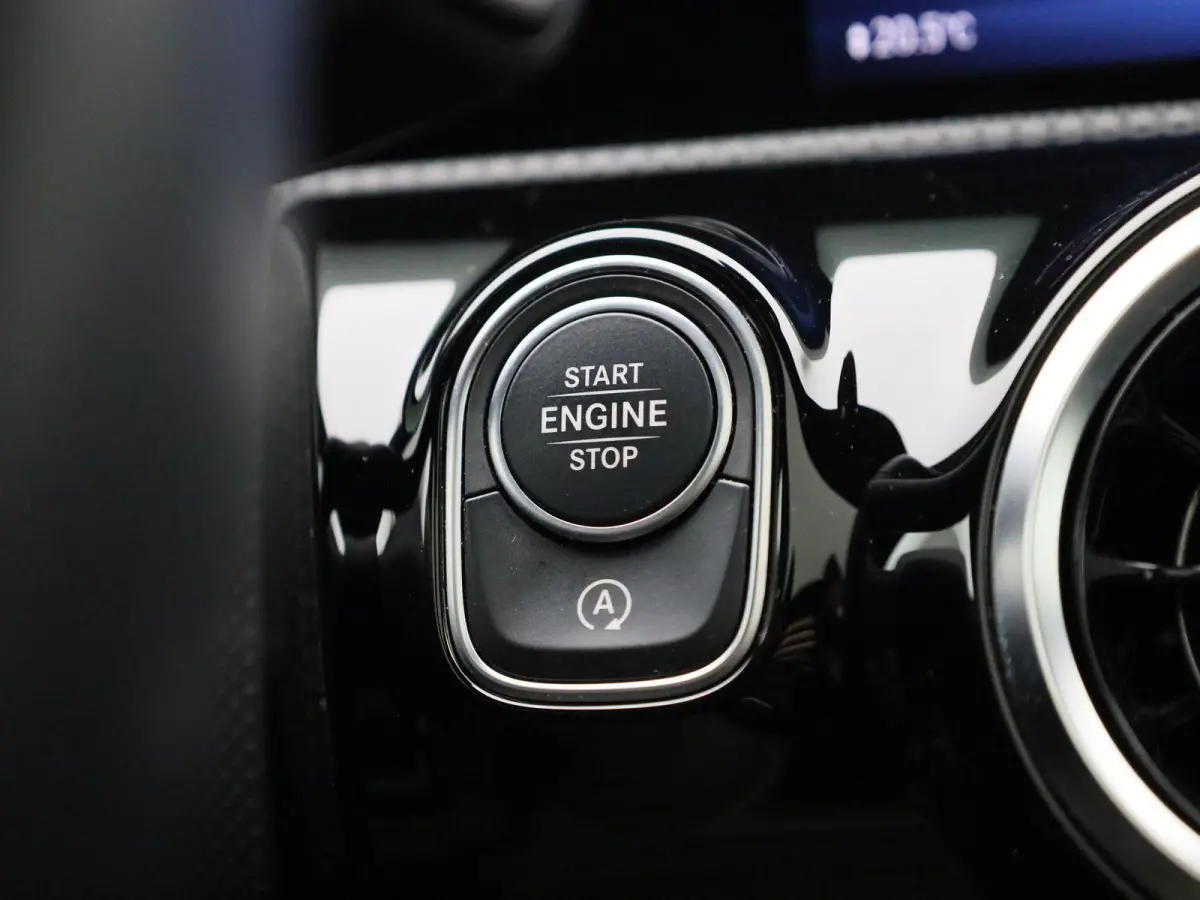 180 Business Line | Automaat | Panoramadak | Apple CarPlay / Android Auto | Leder | DAB | Navigatie | Bluetooth | Camera | Stoel verwarming | Cruise Control | Lichtmetalen Velgen |
