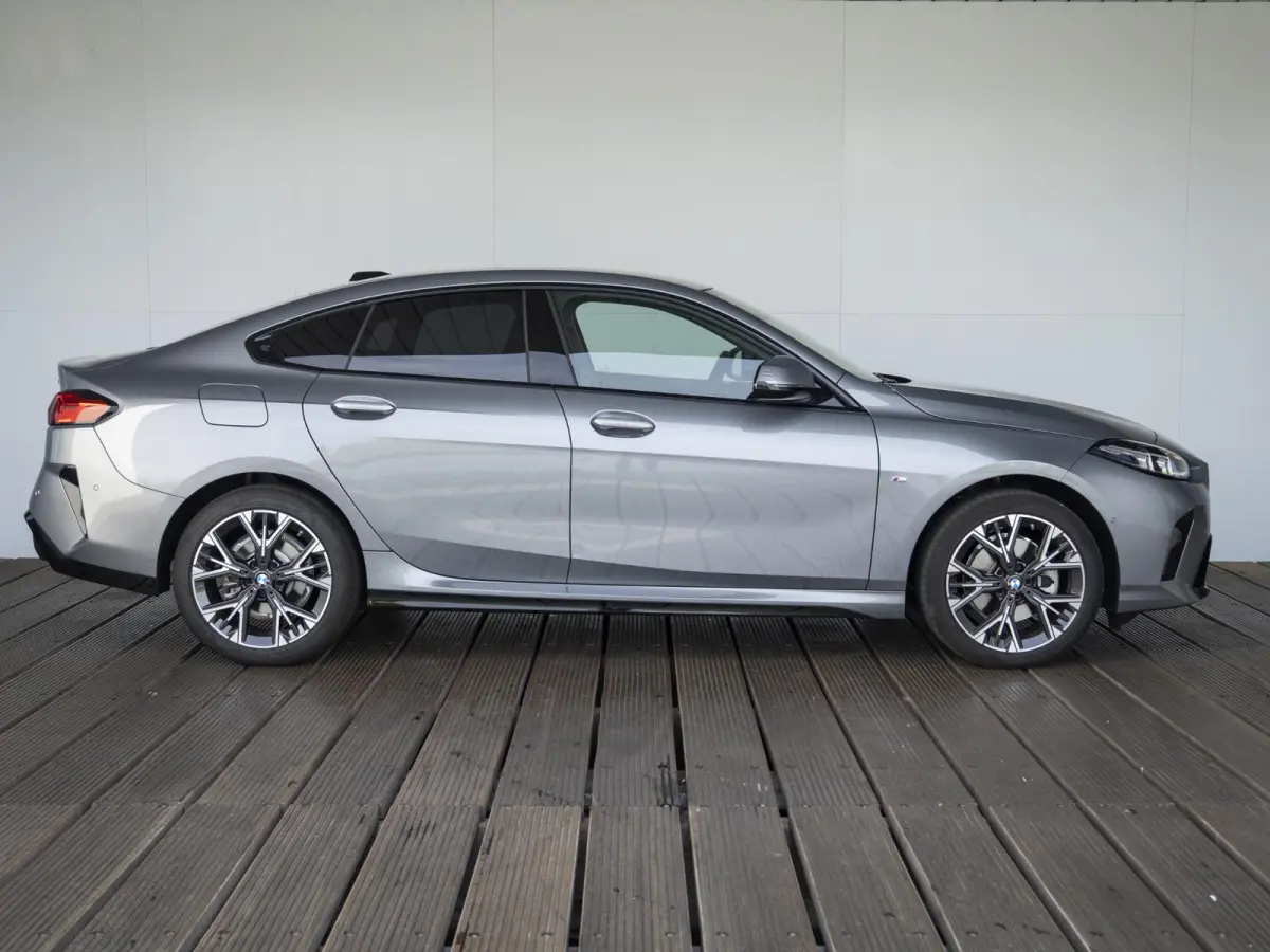 220 | M-Sportpakket  | Premium Pack | Verwarmd Stuurwiel | Comfort Access | Harman-Kardon | 18''