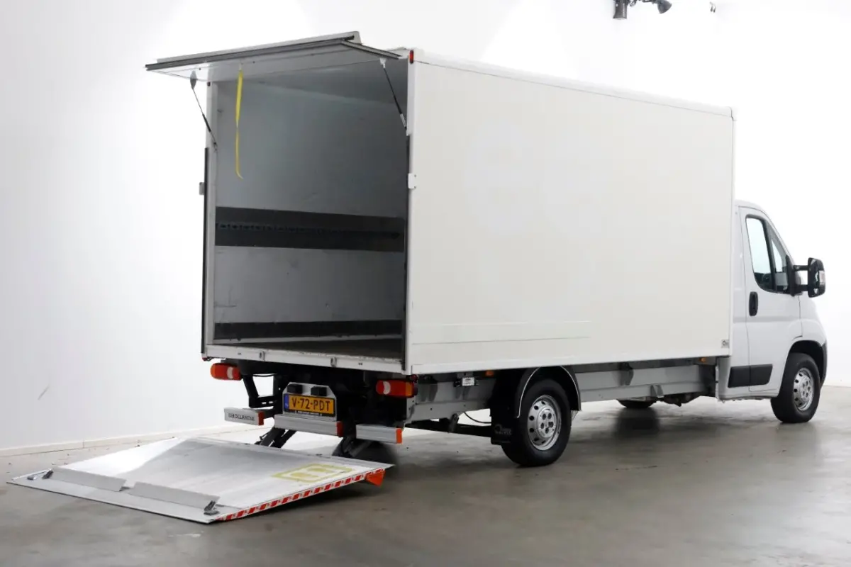 2.2D 140pk Bakwagen met laadklep 1.060kg laadvermogen 08-2023