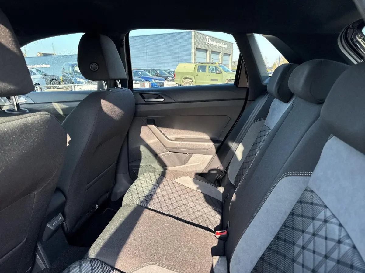 1.0 TSI R-Line | 95 pk | A-Camera | IQ. Light | Automaat | App Connect | Lane Assist | ACC |