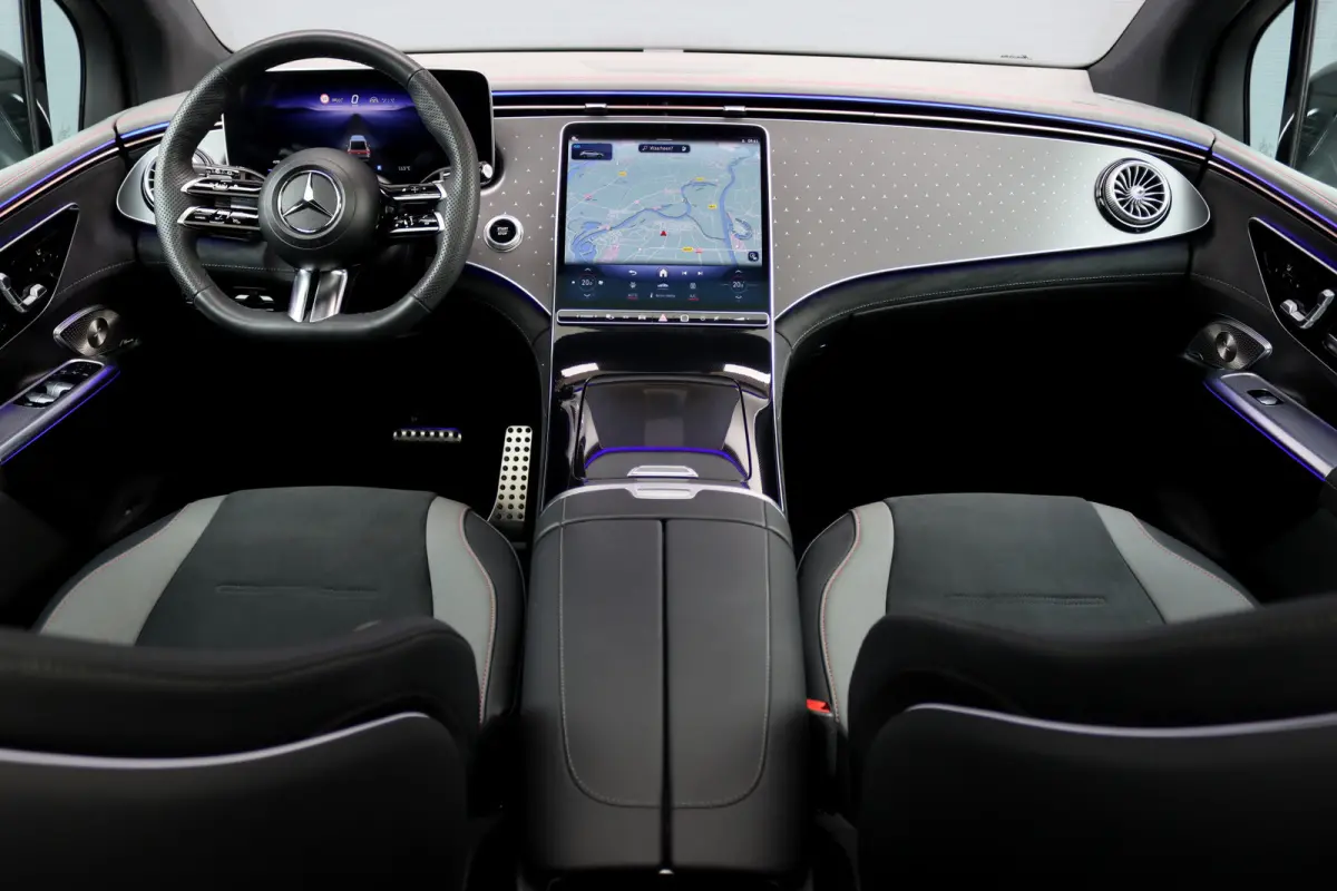 350 4MATIC AMG Line 91 kWh | Distronic+ | Panoramadak | Memory | Burmester | Digital Light | Trekhaak | Surround Camera | 22kW | Warmtepomp | Keyless Go |
