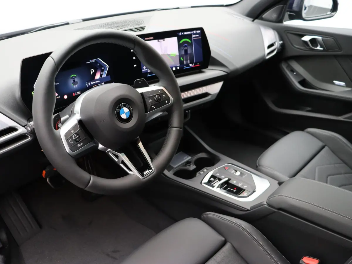 120 M Sportpakket Pro | Premium Pack | Stuurwielrand Verwarmd | Panoramadak | Elektrisch Verstelbare Sportstoelen | Driving Assistant Plus | Harman Kardon | 19''