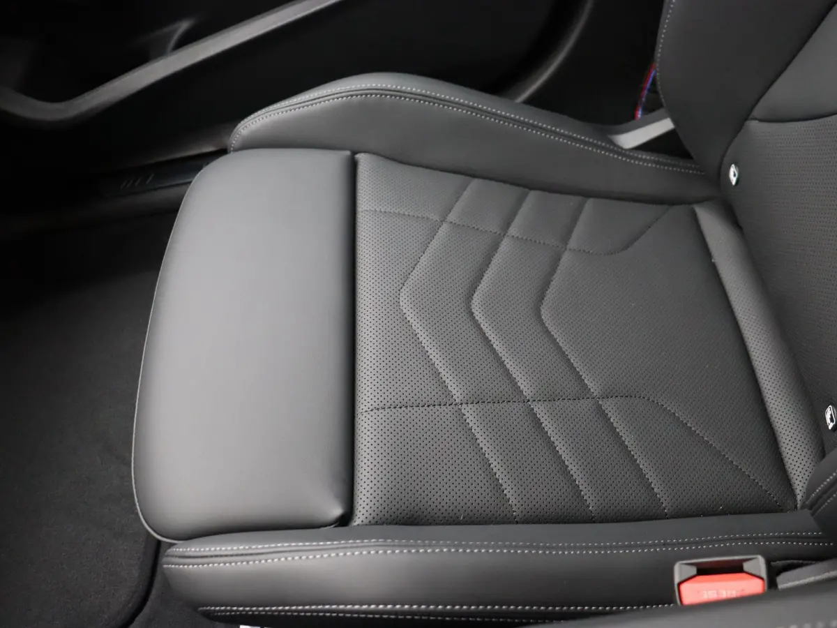 120 M Sportpakket Pro | Premium Pack | Stuurwielrand Verwarmd | Panoramadak | Elektrisch Verstelbare Sportstoelen | Driving Assistant Plus | Harman Kardon | 19''