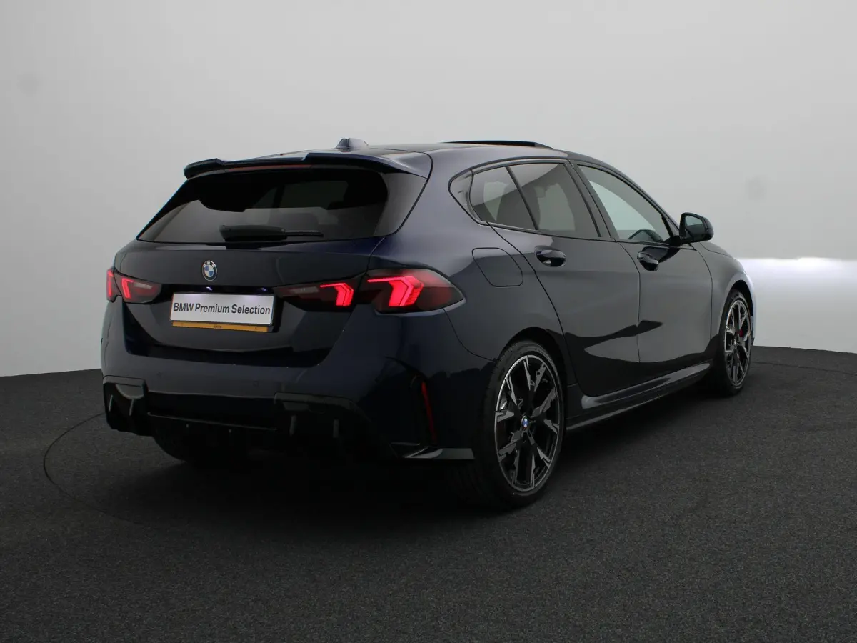 120 M Sportpakket Pro | Premium Pack | Stuurwielrand Verwarmd | Panoramadak | Elektrisch Verstelbare Sportstoelen | Driving Assistant Plus | Harman Kardon | 19''