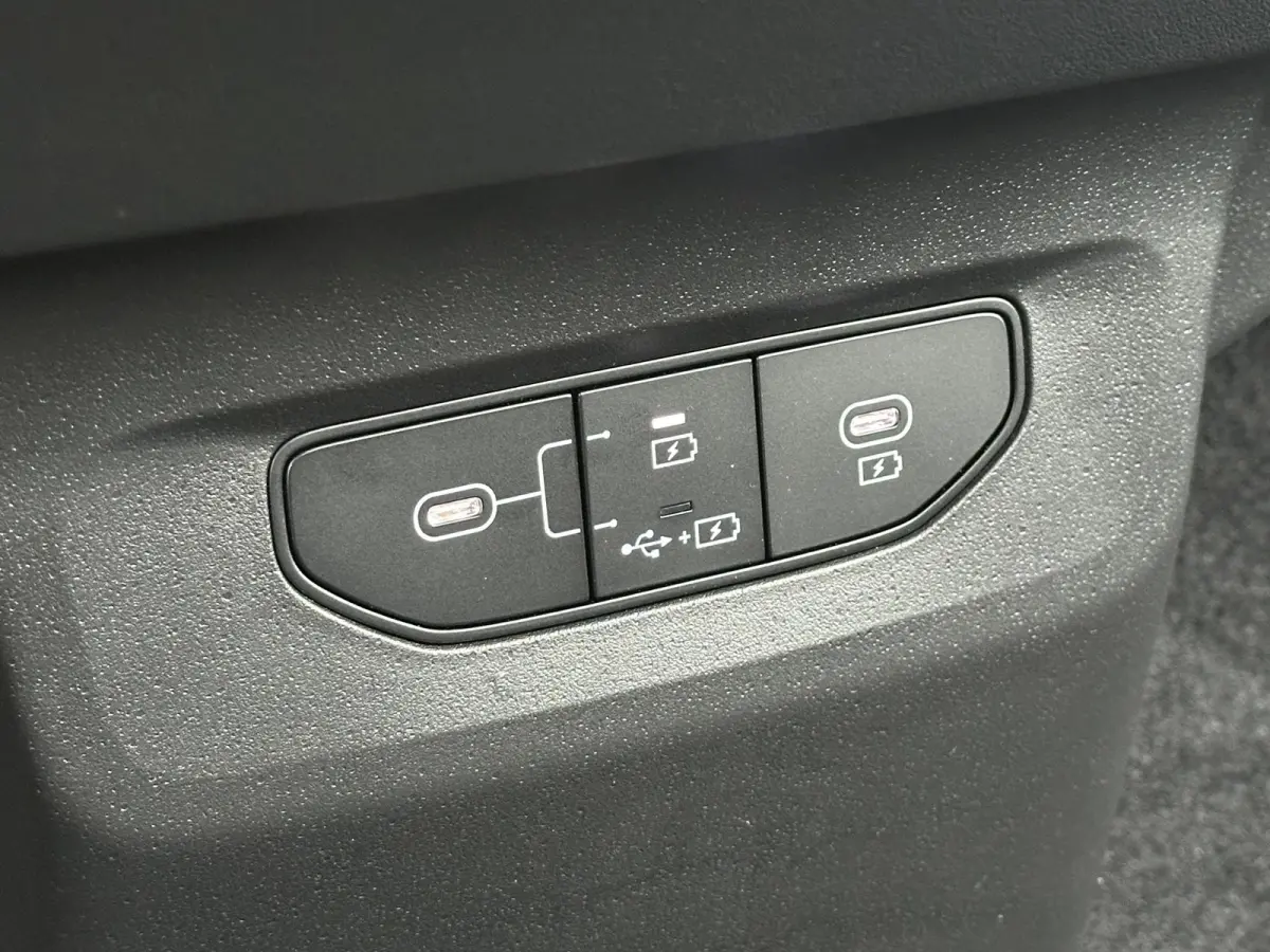 Light Edition 63 kWh | Demo | Navi | Clima | Adaptieve Cruise | Camera | Stuur-/Stoelverwarming | Privacy Glass | Apple Carplay | Android Auto