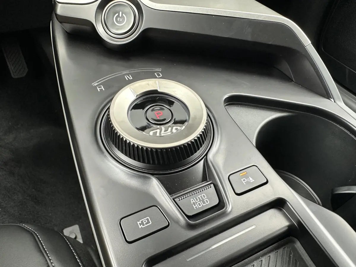Light Edition 63 kWh | Demo | Navi | Clima | Adaptieve Cruise | Camera | Stuur-/Stoelverwarming | Privacy Glass | Apple Carplay | Android Auto