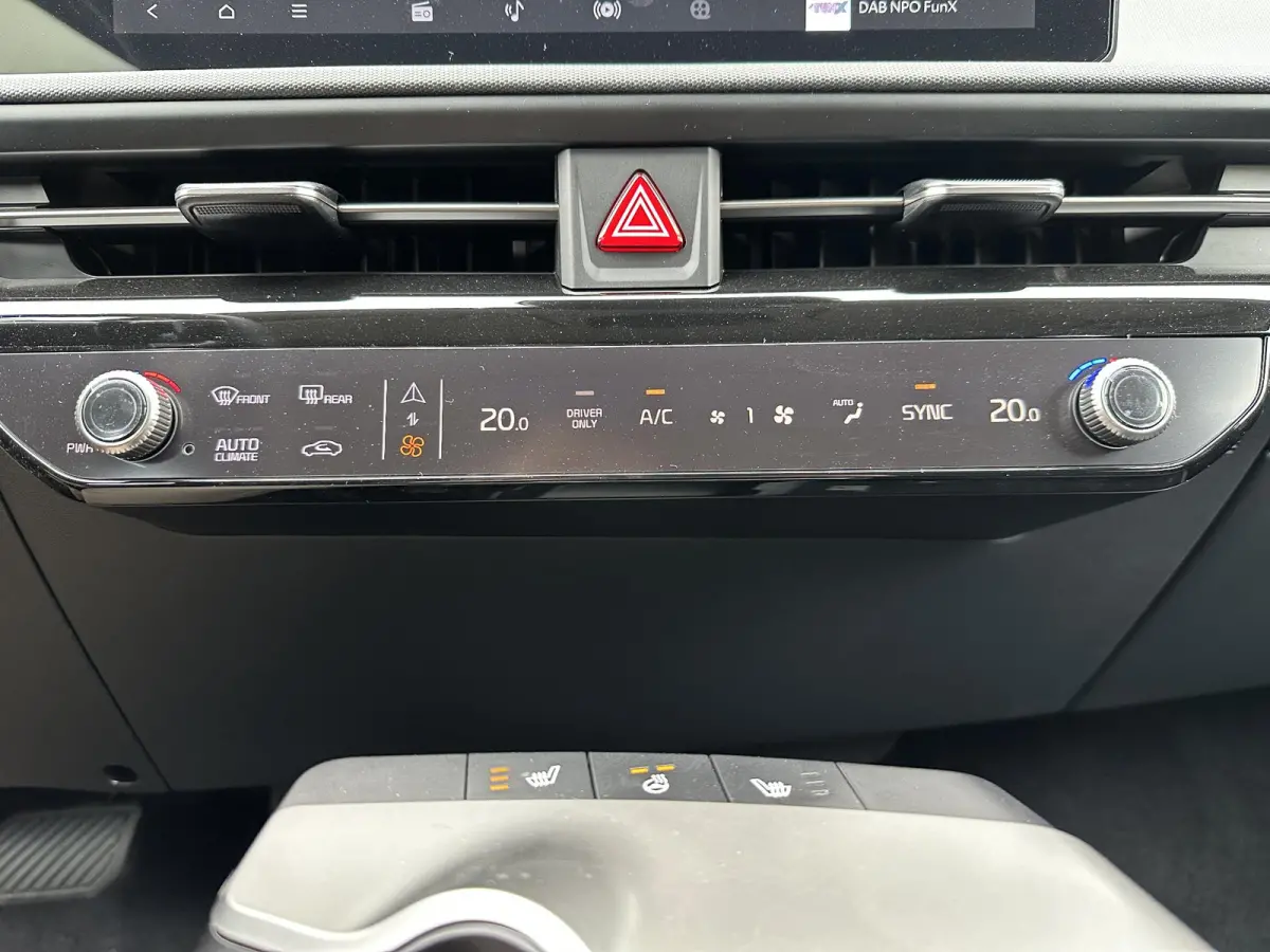 Light Edition 63 kWh | Demo | Navi | Clima | Adaptieve Cruise | Camera | Stuur-/Stoelverwarming | Privacy Glass | Apple Carplay | Android Auto