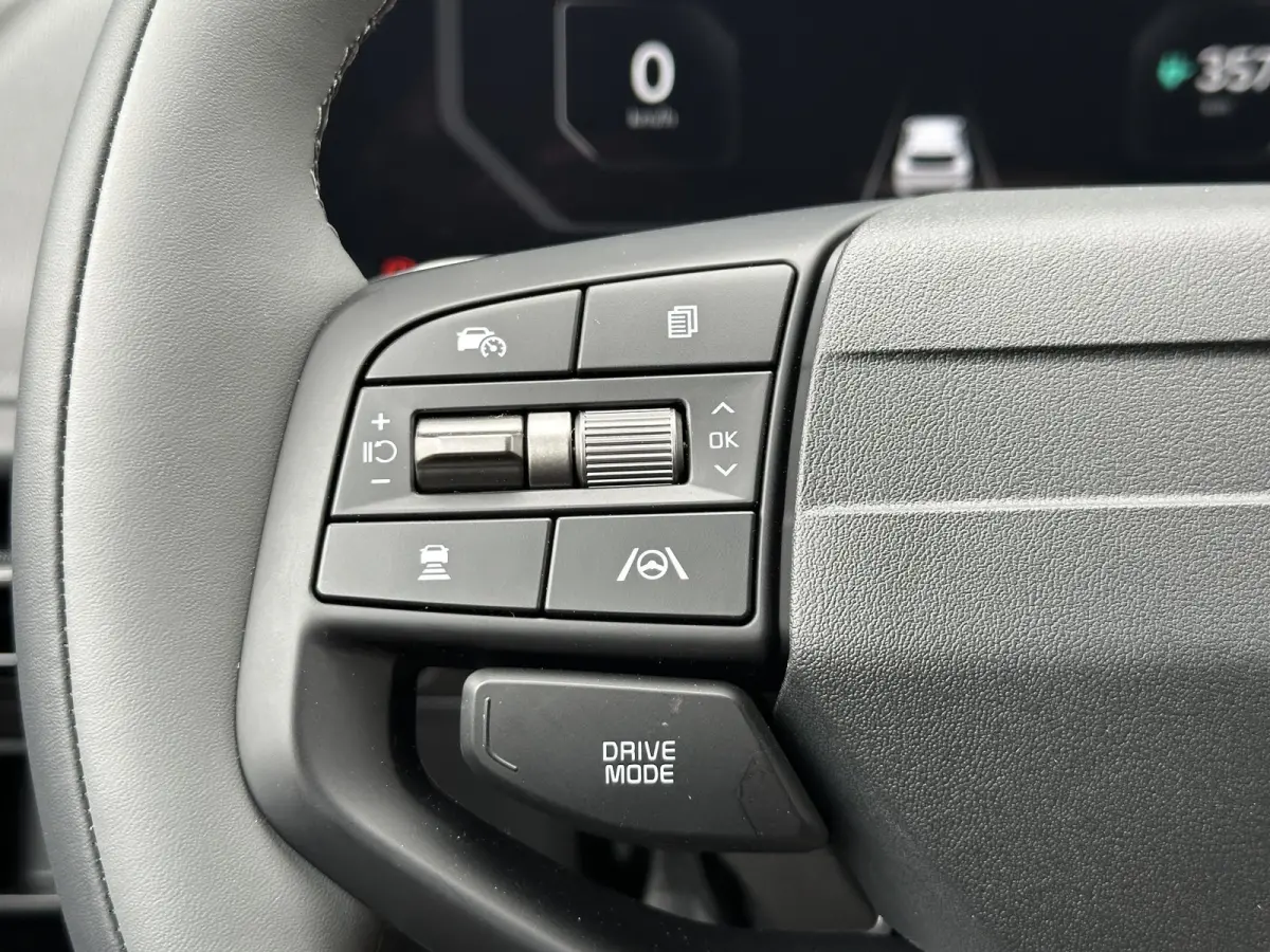 Light Edition 63 kWh | Demo | Navi | Clima | Adaptieve Cruise | Camera | Stuur-/Stoelverwarming | Privacy Glass | Apple Carplay | Android Auto