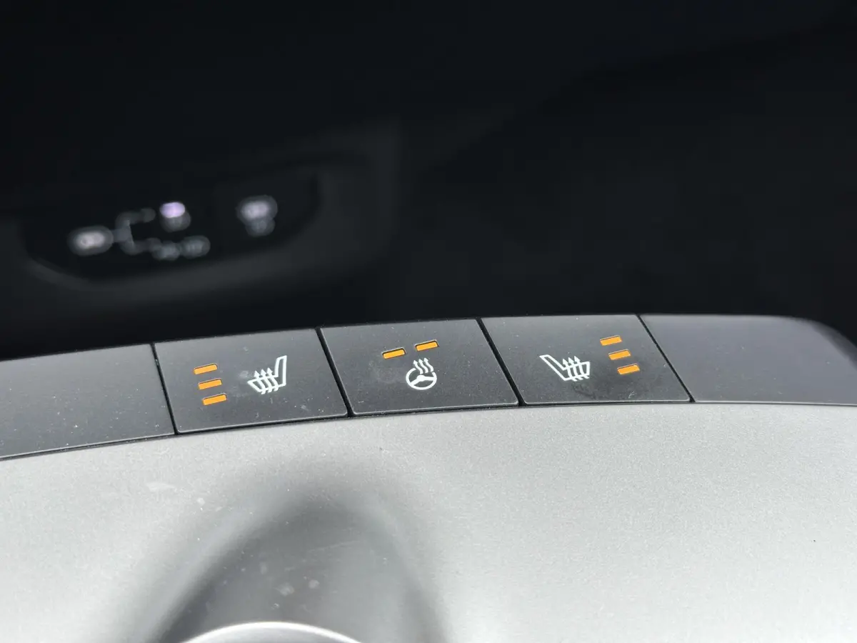 Light Edition 63 kWh | Demo | Navi | Clima | Adaptieve Cruise | Camera | Stuur-/Stoelverwarming | Privacy Glass | Apple Carplay | Android Auto