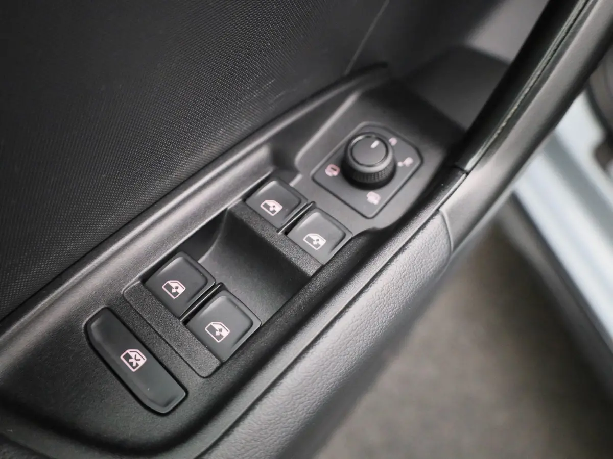 30 TFSI Advanced edition l Adaptive cruise control l Stoelverwarming l Climate control l Parkeersensoren l LED-koplampen l Audi sound system l Apple Carplay / Android Auto l Privacy glas l L