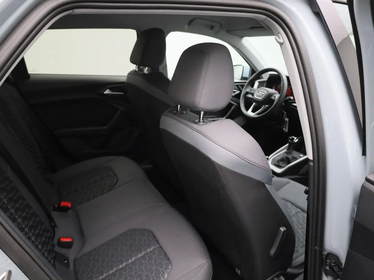 30 TFSI Advanced edition l Adaptive cruise control l Stoelverwarming l Climate control l Parkeersensoren l LED-koplampen l Audi sound system l Apple Carplay / Android Auto l Privacy glas l L