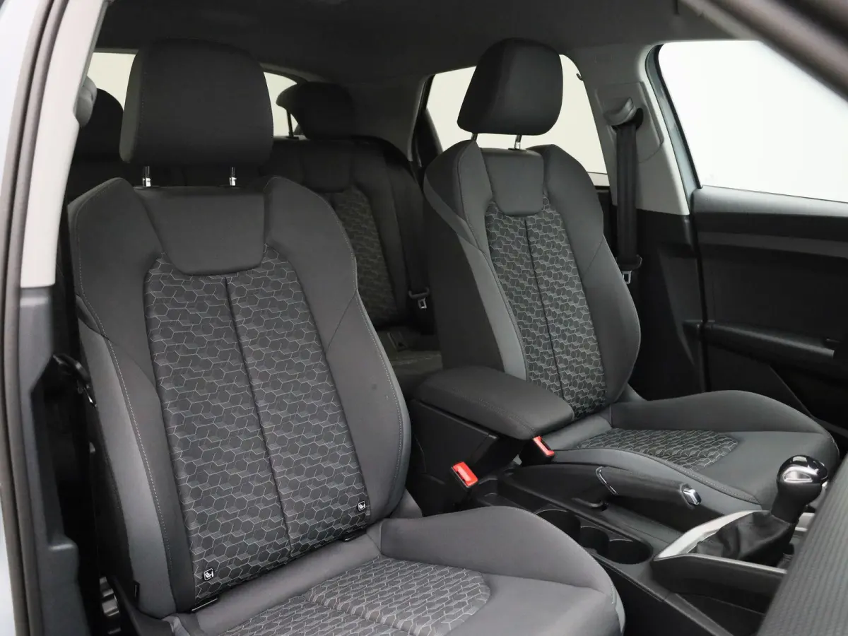 30 TFSI Advanced edition l Adaptive cruise control l Stoelverwarming l Climate control l Parkeersensoren l LED-koplampen l Audi sound system l Apple Carplay / Android Auto l Privacy glas l L