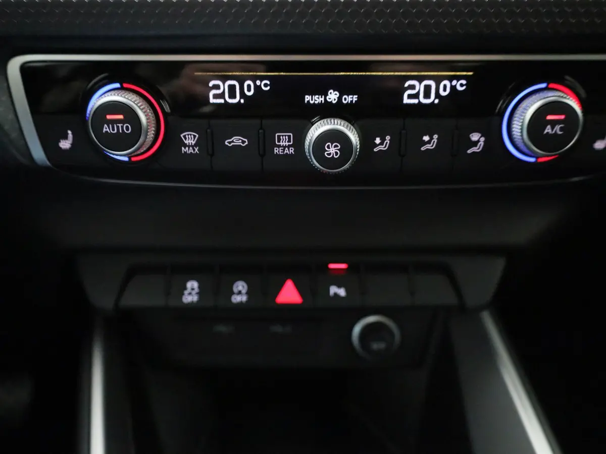30 TFSI Advanced edition l Adaptive cruise control l Stoelverwarming l Climate control l Parkeersensoren l LED-koplampen l Audi sound system l Apple Carplay / Android Auto l Privacy glas l L