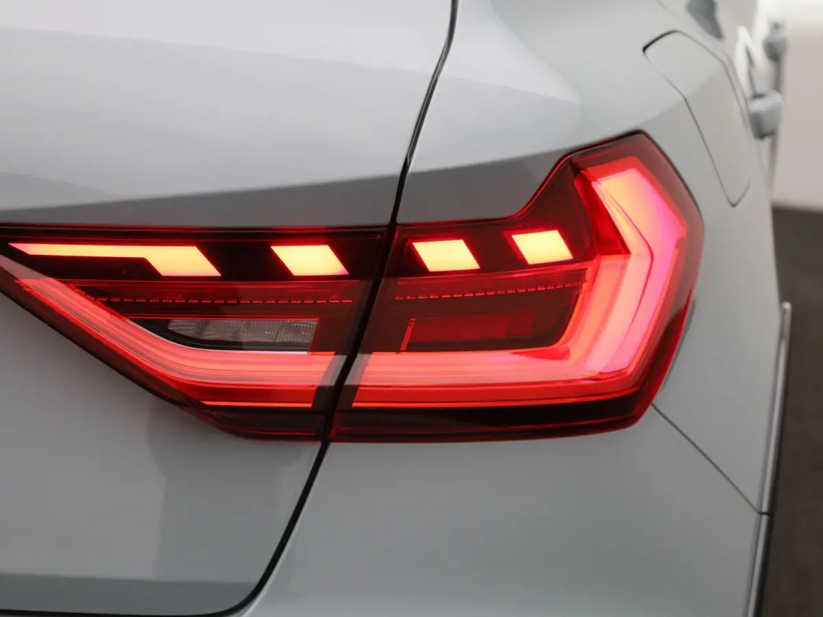 30 TFSI Advanced edition l Adaptive cruise control l Stoelverwarming l Climate control l Parkeersensoren l LED-koplampen l Audi sound system l Apple Carplay / Android Auto l Privacy glas l L