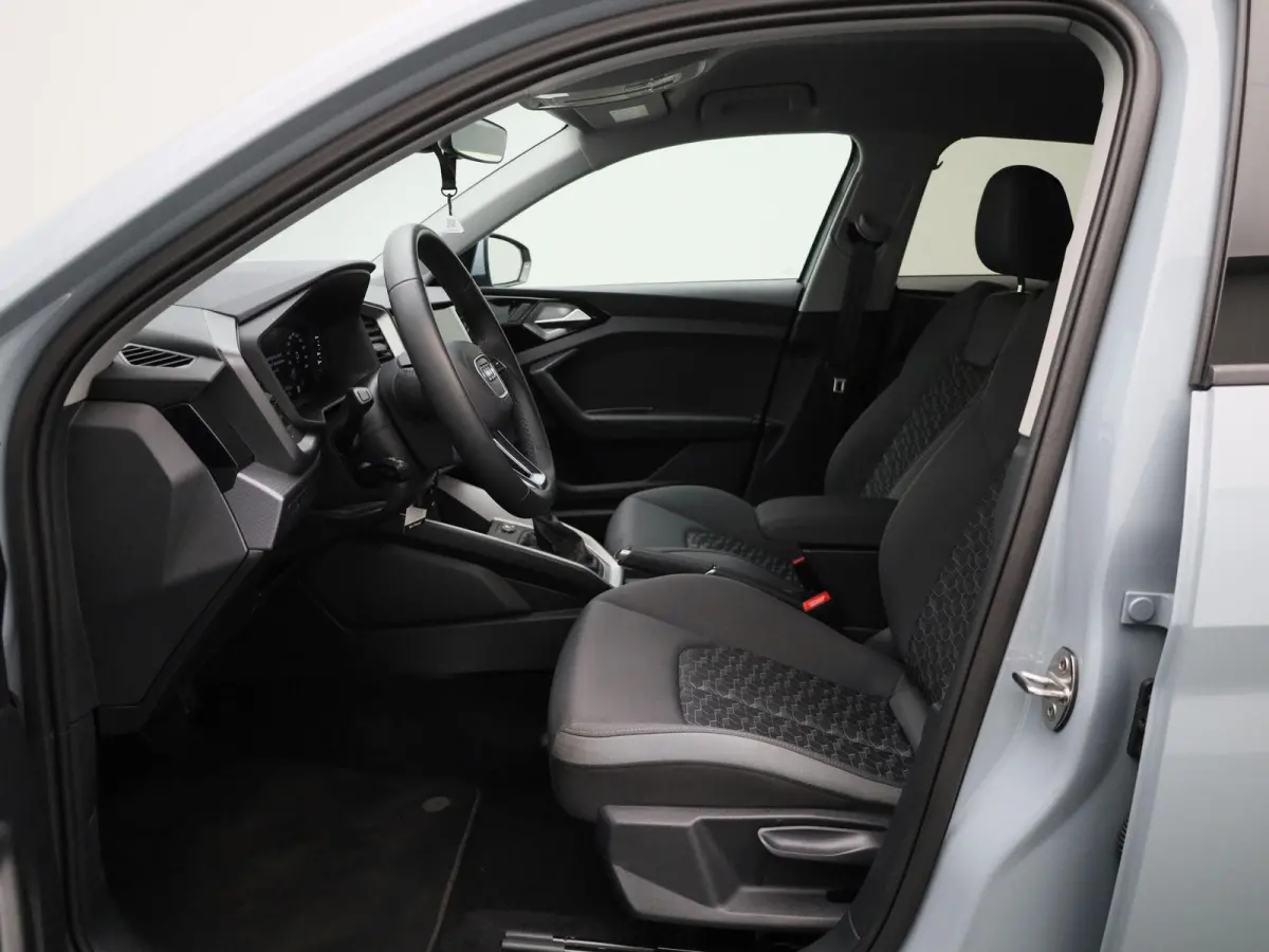 30 TFSI Advanced edition l Adaptive cruise control l Stoelverwarming l Climate control l Parkeersensoren l LED-koplampen l Audi sound system l Apple Carplay / Android Auto l Privacy glas l L