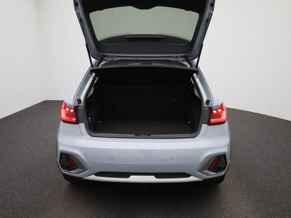30 TFSI Advanced edition l Adaptive cruise control l Stoelverwarming l Climate control l Parkeersensoren l LED-koplampen l Audi sound system l Apple Carplay / Android Auto l Privacy glas l L