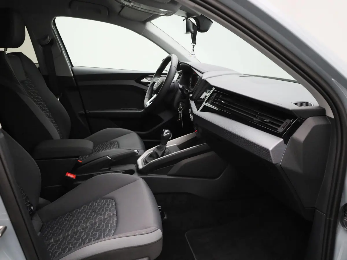 30 TFSI Advanced edition l Adaptive cruise control l Stoelverwarming l Climate control l Parkeersensoren l LED-koplampen l Audi sound system l Apple Carplay / Android Auto l Privacy glas l L