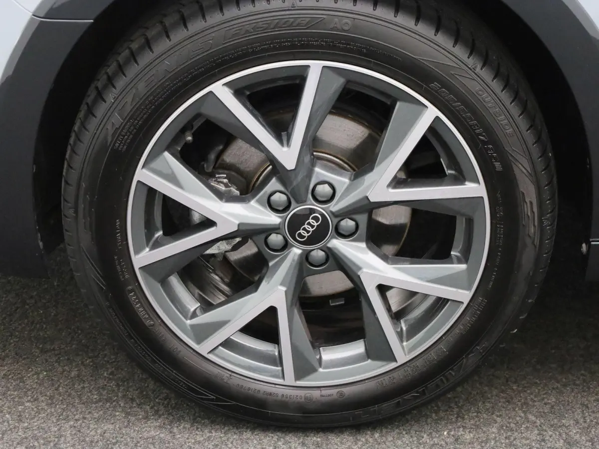 30 TFSI Advanced edition l Adaptive cruise control l Stoelverwarming l Climate control l Parkeersensoren l LED-koplampen l Audi sound system l Apple Carplay / Android Auto l Privacy glas l L