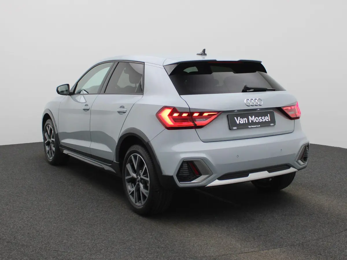 30 TFSI Advanced edition l Adaptive cruise control l Stoelverwarming l Climate control l Parkeersensoren l LED-koplampen l Audi sound system l Apple Carplay / Android Auto l Privacy glas l L