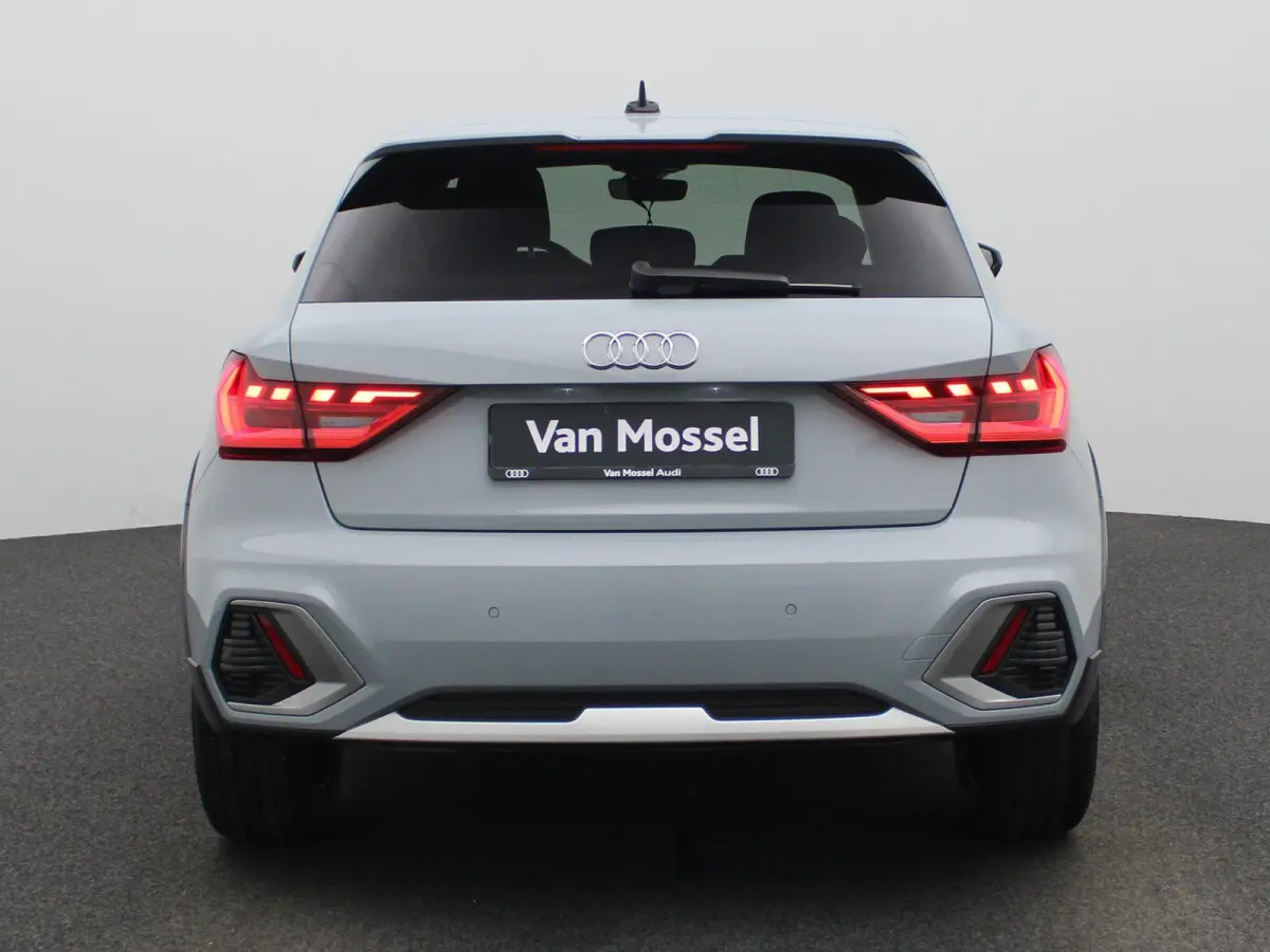 30 TFSI Advanced edition l Adaptive cruise control l Stoelverwarming l Climate control l Parkeersensoren l LED-koplampen l Audi sound system l Apple Carplay / Android Auto l Privacy glas l L