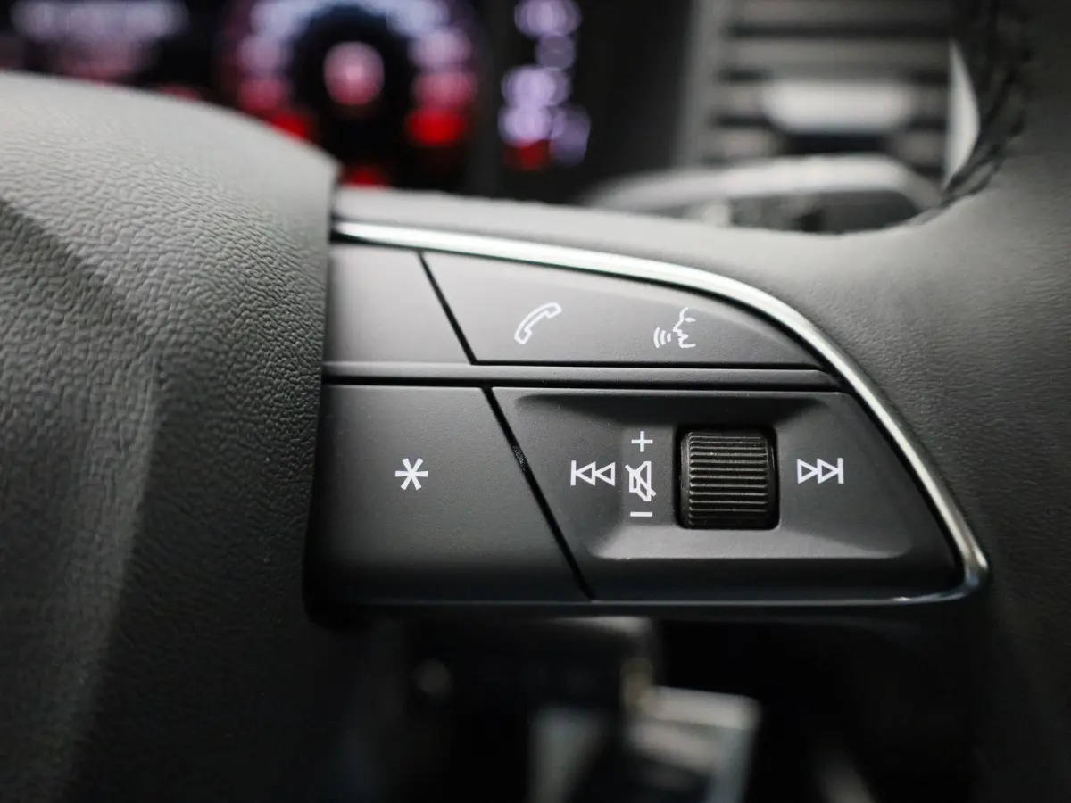 30 TFSI Advanced edition l Adaptive cruise control l Stoelverwarming l Climate control l Parkeersensoren l LED-koplampen l Audi sound system l Apple Carplay / Android Auto l Privacy glas l L