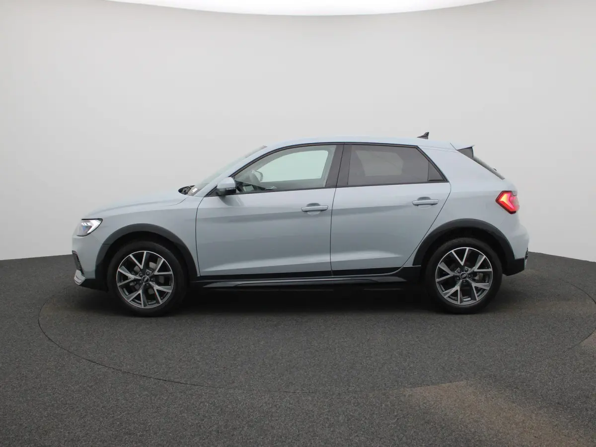 30 TFSI Advanced edition l Adaptive cruise control l Stoelverwarming l Climate control l Parkeersensoren l LED-koplampen l Audi sound system l Apple Carplay / Android Auto l Privacy glas l L