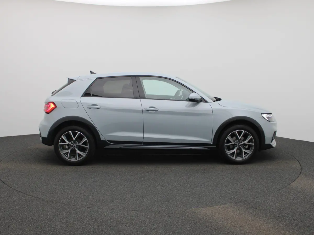 30 TFSI Advanced edition l Adaptive cruise control l Stoelverwarming l Climate control l Parkeersensoren l LED-koplampen l Audi sound system l Apple Carplay / Android Auto l Privacy glas l L