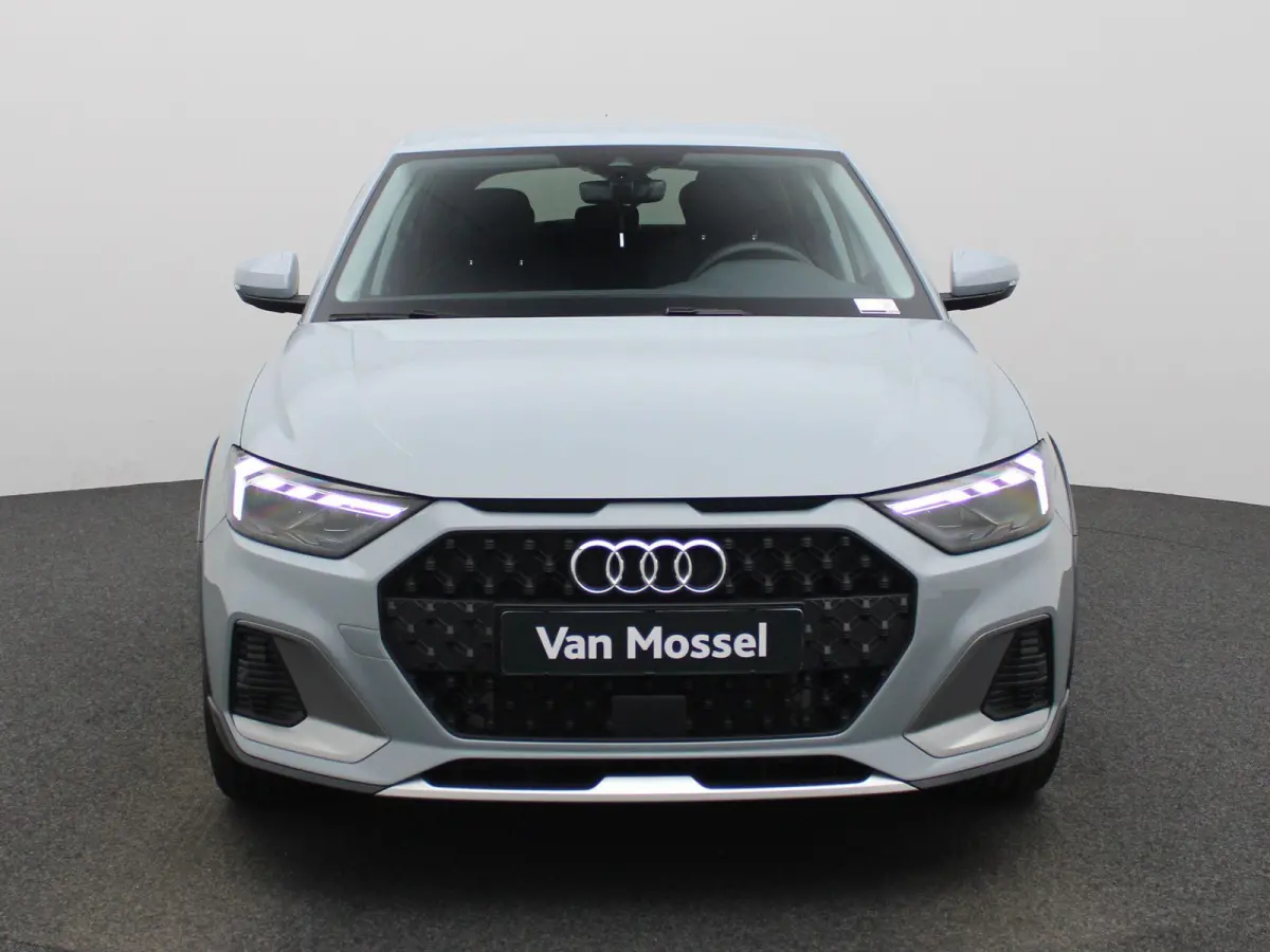 30 TFSI Advanced edition l Adaptive cruise control l Stoelverwarming l Climate control l Parkeersensoren l LED-koplampen l Audi sound system l Apple Carplay / Android Auto l Privacy glas l L