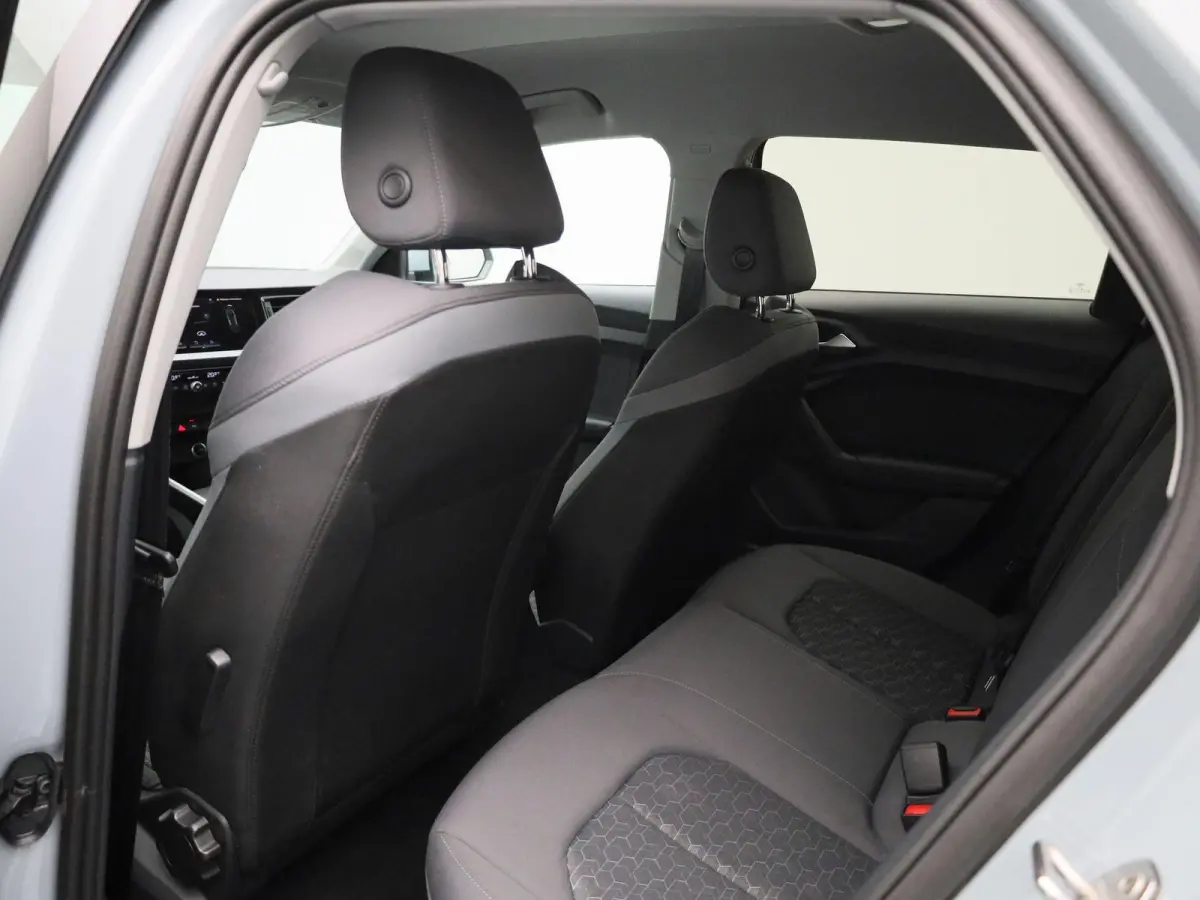 30 TFSI Advanced edition l Adaptive cruise control l Stoelverwarming l Climate control l Parkeersensoren l LED-koplampen l Audi sound system l Apple Carplay / Android Auto l Privacy glas l L