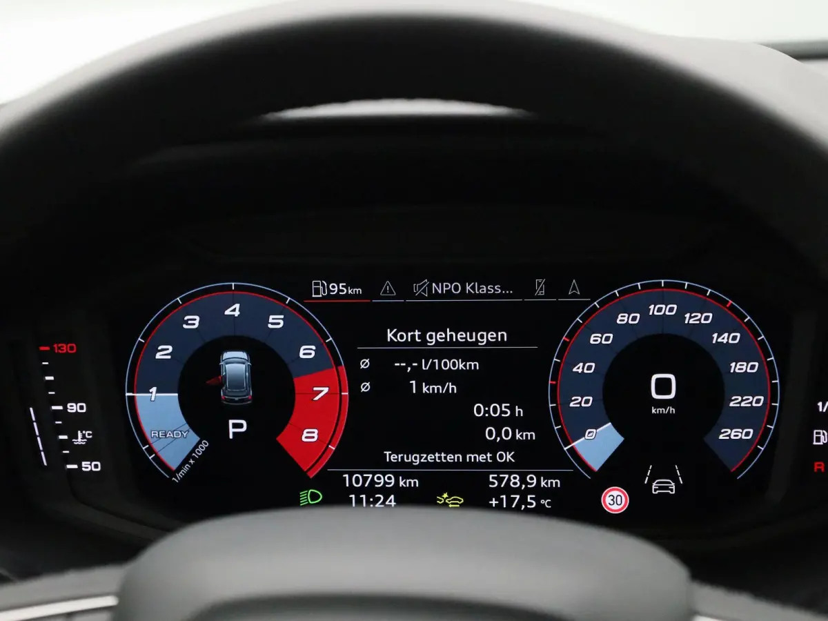 30 TFSI Advanced edition l Adaptive cruise control l Stoelverwarming l Climate control l Parkeersensoren l LED-koplampen l Audi sound system l Apple Carplay / Android Auto l Privacy glas l L