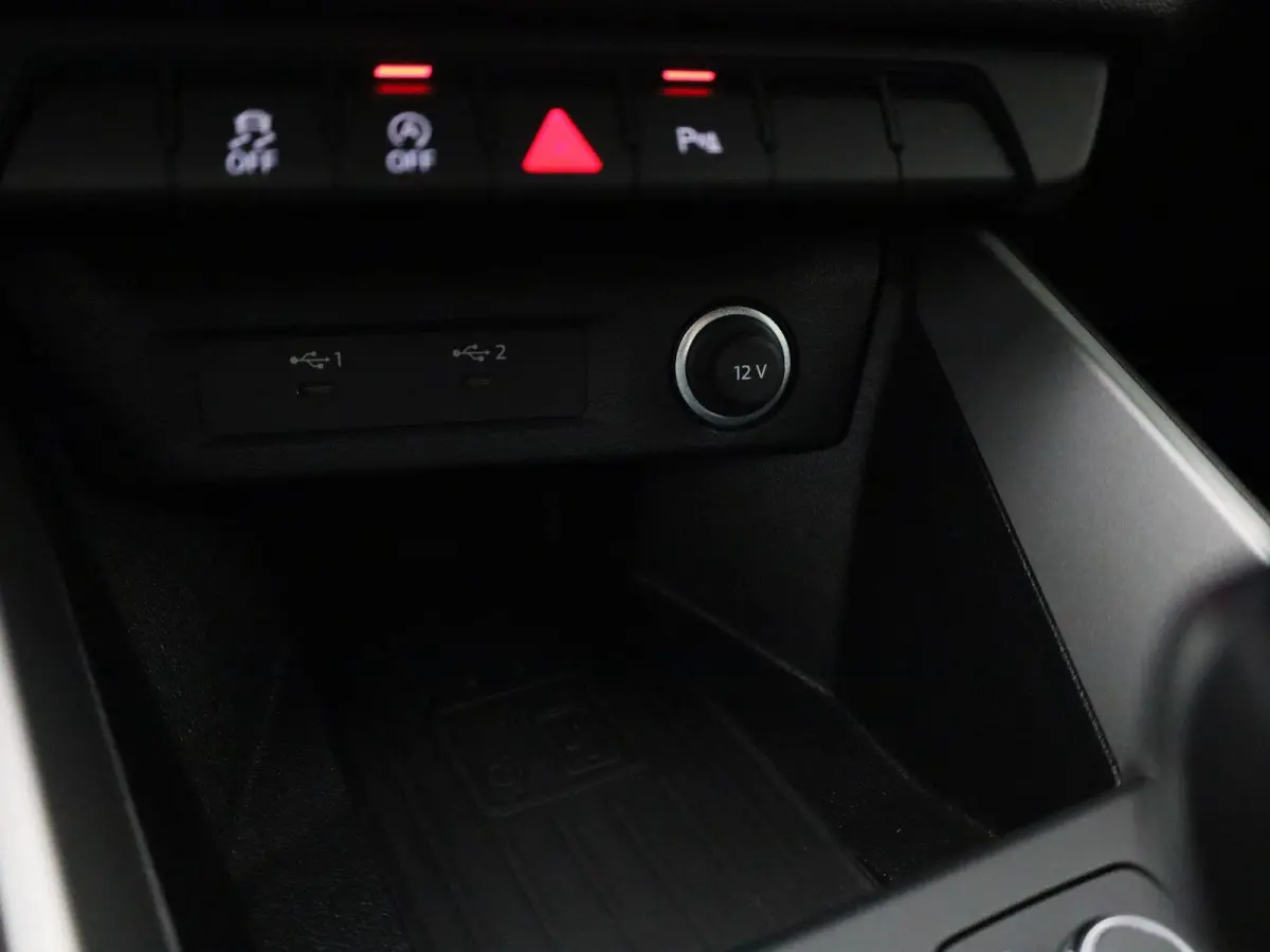 30 TFSI Advanced edition l Adaptive cruise control l Stoelverwarming l Climate control l Parkeersensoren l LED-koplampen l Audi sound system l Apple Carplay / Android Auto l Privacy glas l L