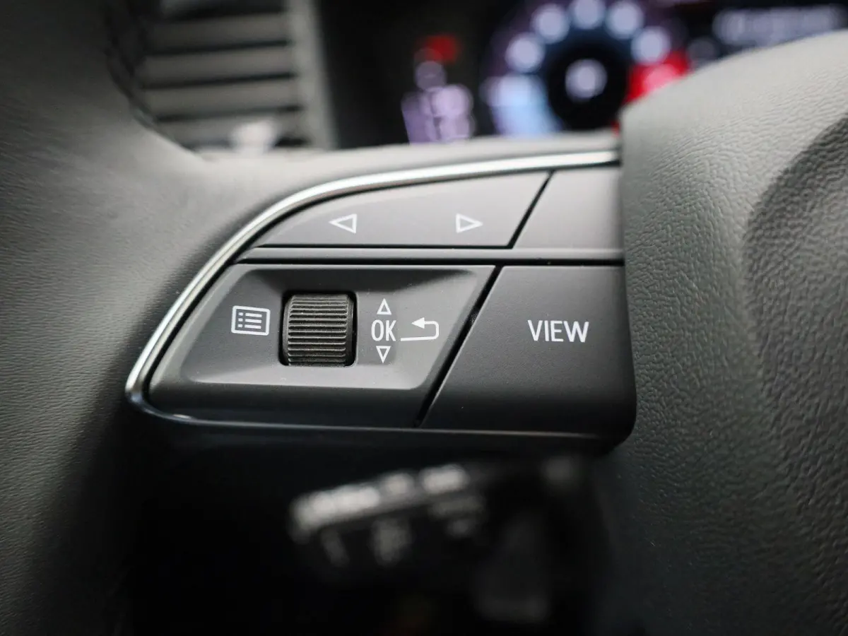 30 TFSI Advanced edition l Adaptive cruise control l Stoelverwarming l Climate control l Parkeersensoren l LED-koplampen l Audi sound system l Apple Carplay / Android Auto l Privacy glas l L