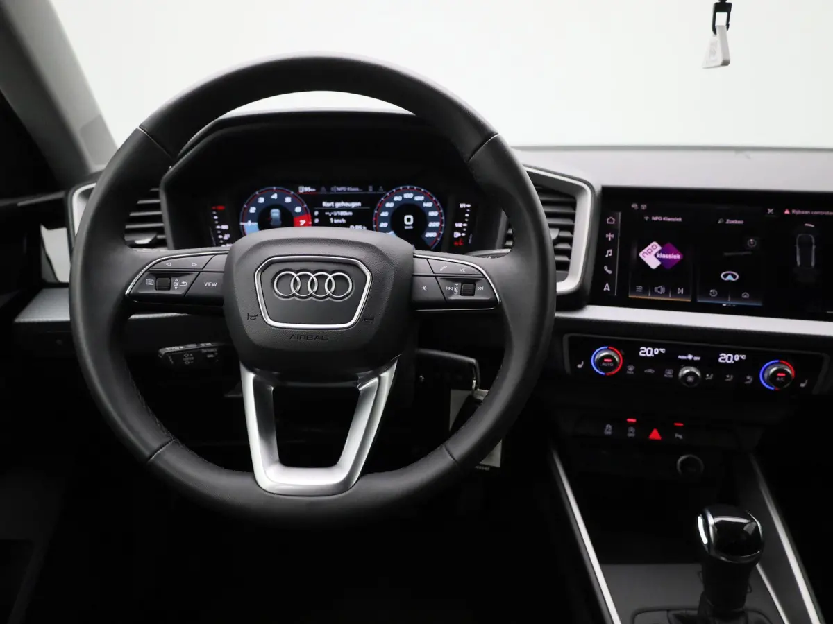 30 TFSI Advanced edition l Adaptive cruise control l Stoelverwarming l Climate control l Parkeersensoren l LED-koplampen l Audi sound system l Apple Carplay / Android Auto l Privacy glas l L