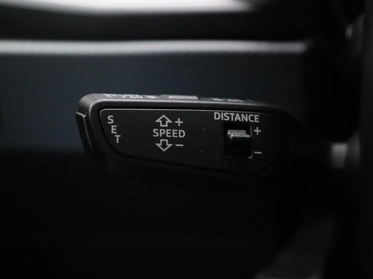 30 TFSI Advanced edition l Adaptive cruise control l Stoelverwarming l Climate control l Parkeersensoren l LED-koplampen l Audi sound system l Apple Carplay / Android Auto l Privacy glas l L