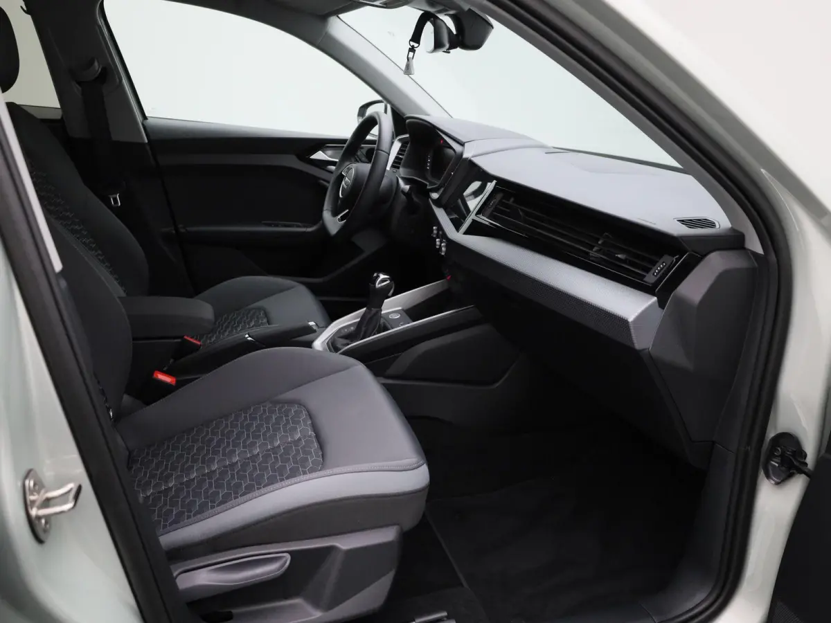 30 TFSI Advanced edition l Adaptive cruise control l Climate control l Stoelverwarming l Navigatie l Climate control l LED-koplampen l Audi sound system l Privacy glas l Optiekpakket zwart p