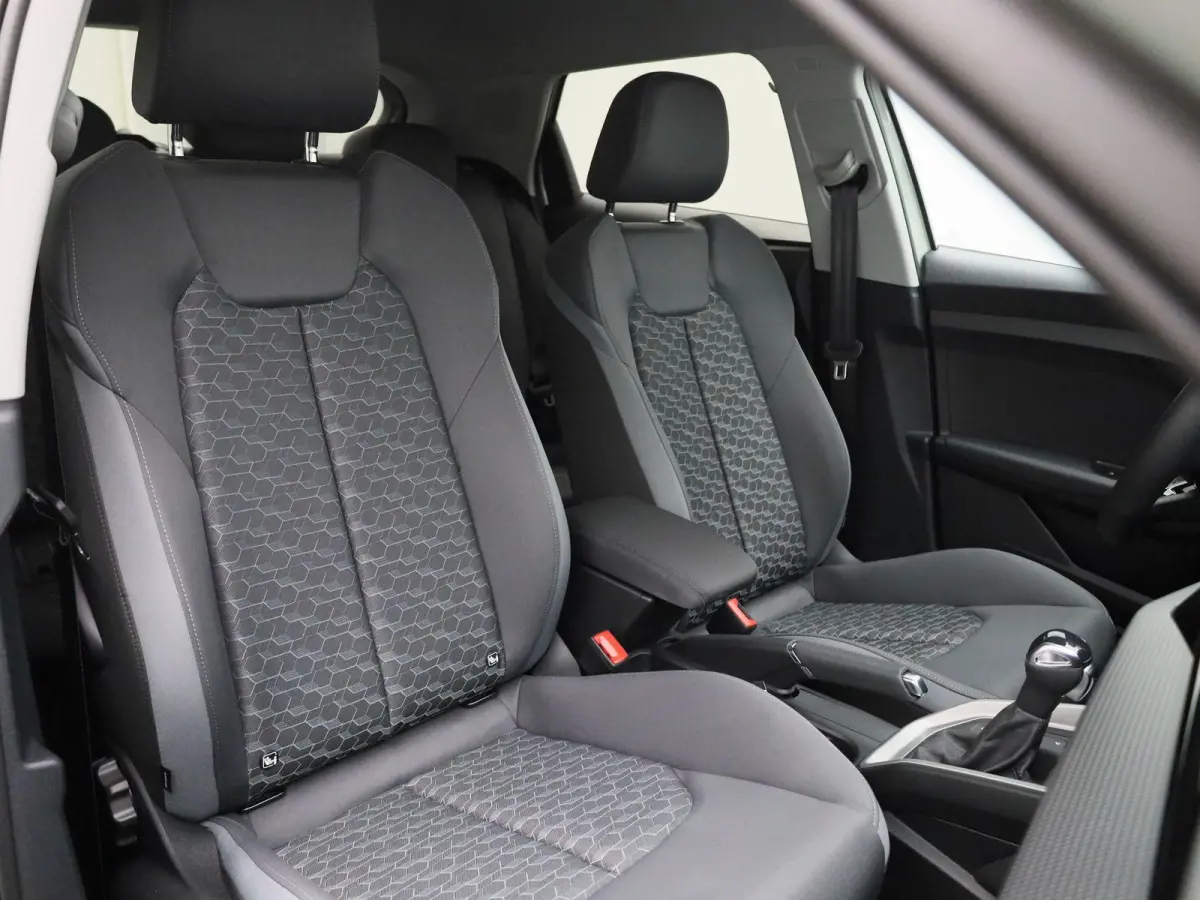 30 TFSI Advanced edition l Adaptive cruise control l Climate control l Stoelverwarming l Navigatie l Climate control l LED-koplampen l Audi sound system l Privacy glas l Optiekpakket zwart p