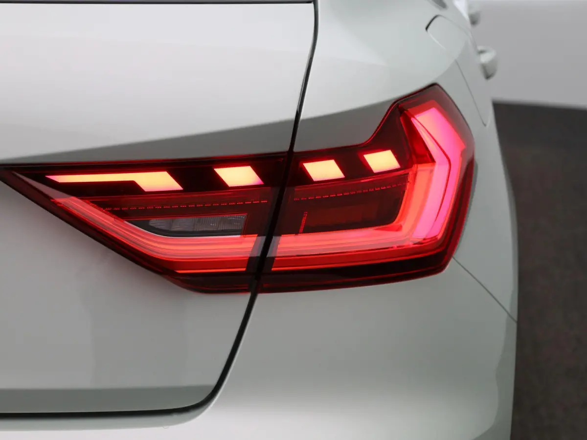 30 TFSI Advanced edition l Adaptive cruise control l Climate control l Stoelverwarming l Navigatie l Climate control l LED-koplampen l Audi sound system l Privacy glas l Optiekpakket zwart p