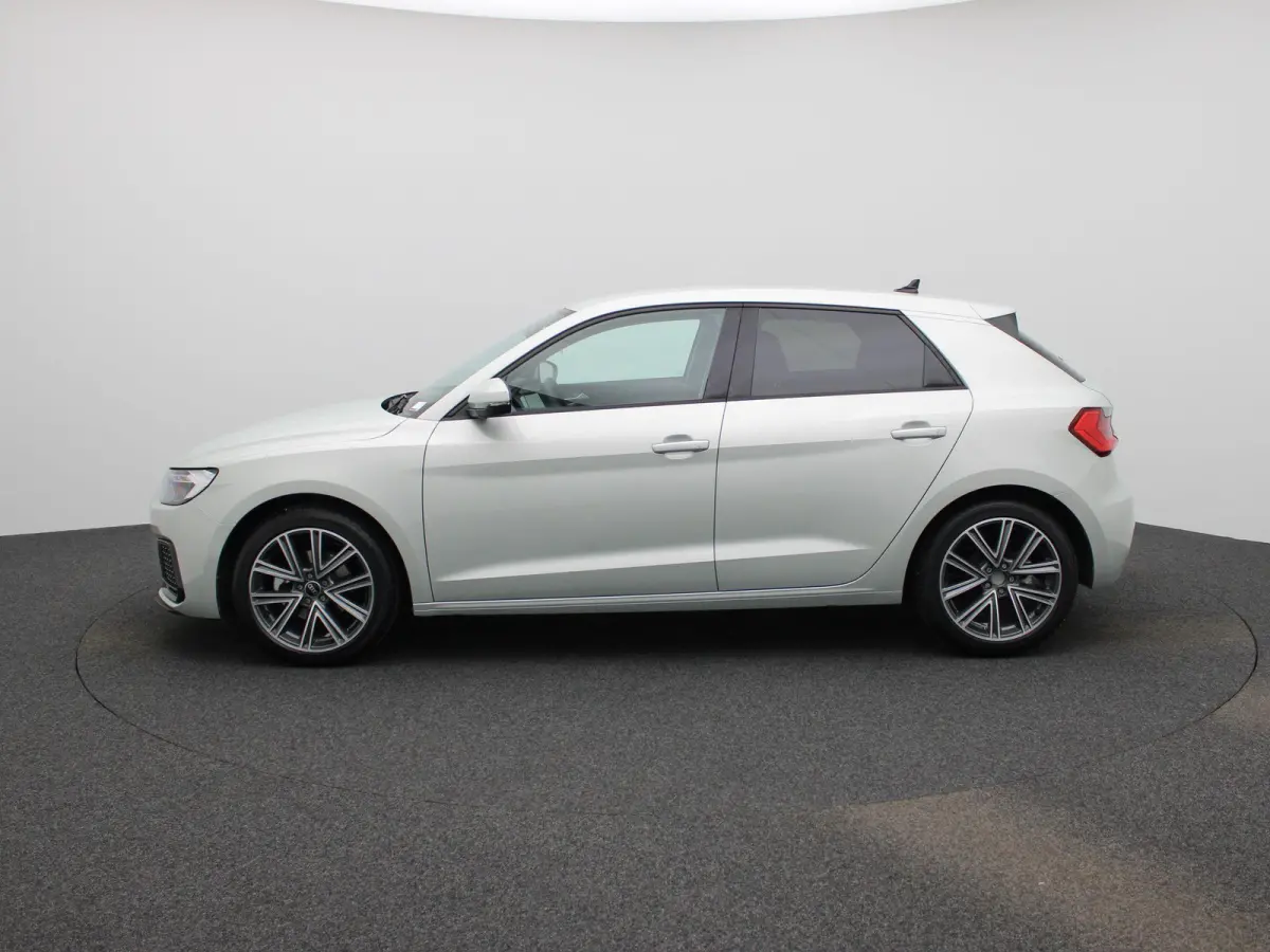 30 TFSI Advanced edition l Adaptive cruise control l Climate control l Stoelverwarming l Navigatie l Climate control l LED-koplampen l Audi sound system l Privacy glas l Optiekpakket zwart p