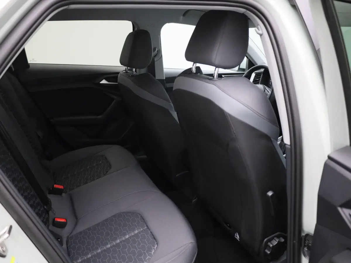 30 TFSI Advanced edition l Adaptive cruise control l Climate control l Stoelverwarming l Navigatie l Climate control l LED-koplampen l Audi sound system l Privacy glas l Optiekpakket zwart p