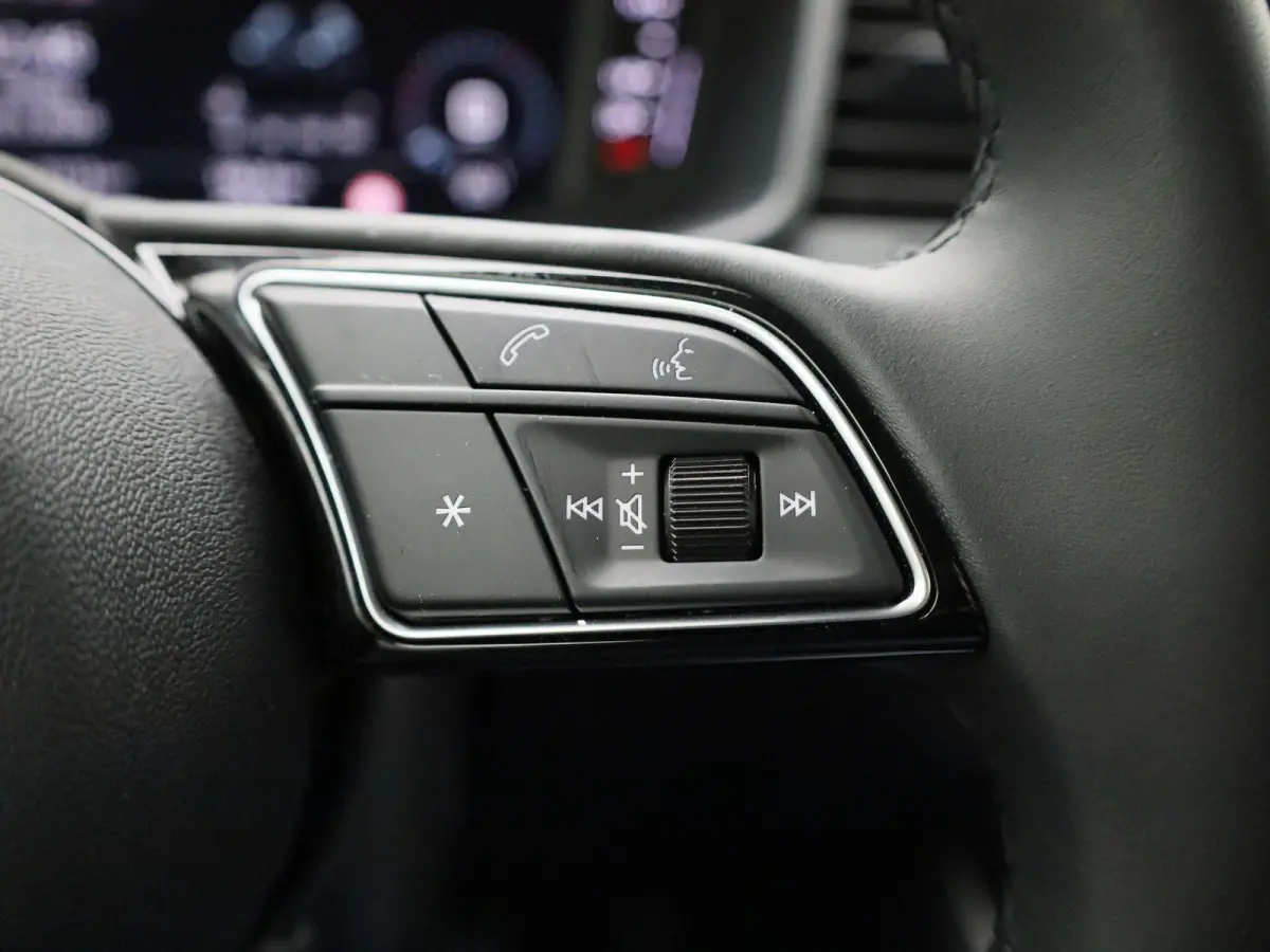 30 TFSI Advanced edition l Adaptive cruise control l Climate control l Stoelverwarming l Navigatie l Climate control l LED-koplampen l Audi sound system l Privacy glas l Optiekpakket zwart p