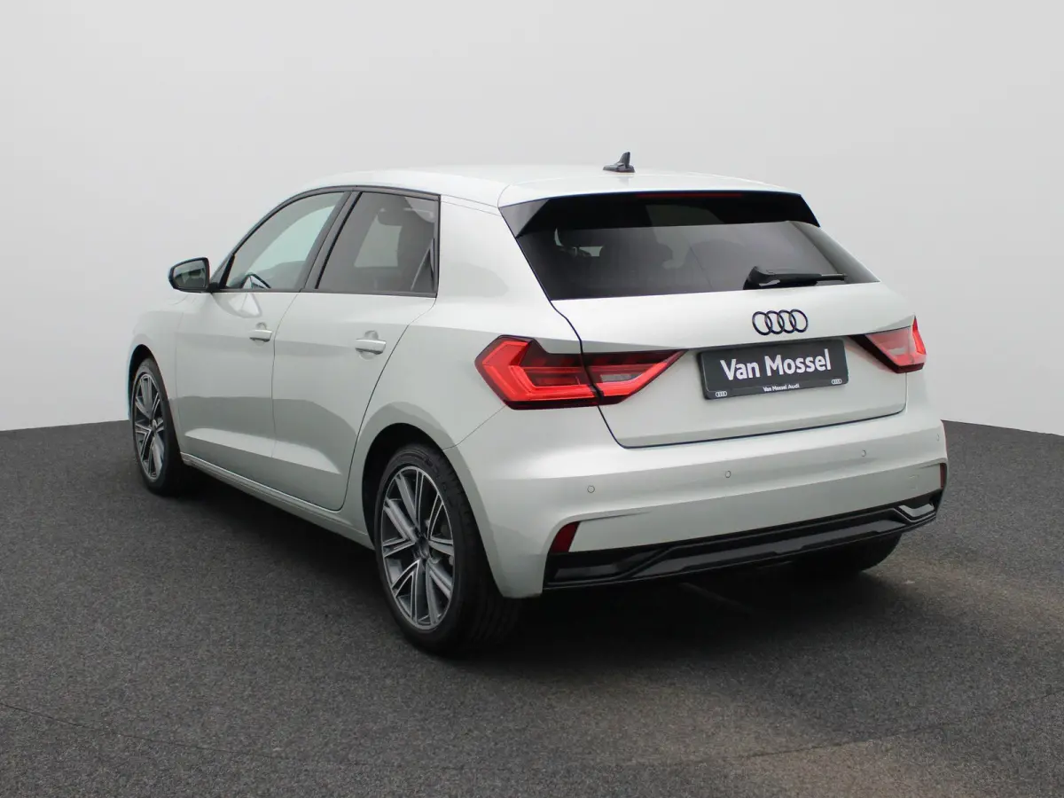 30 TFSI Advanced edition l Adaptive cruise control l Climate control l Stoelverwarming l Navigatie l Climate control l LED-koplampen l Audi sound system l Privacy glas l Optiekpakket zwart p