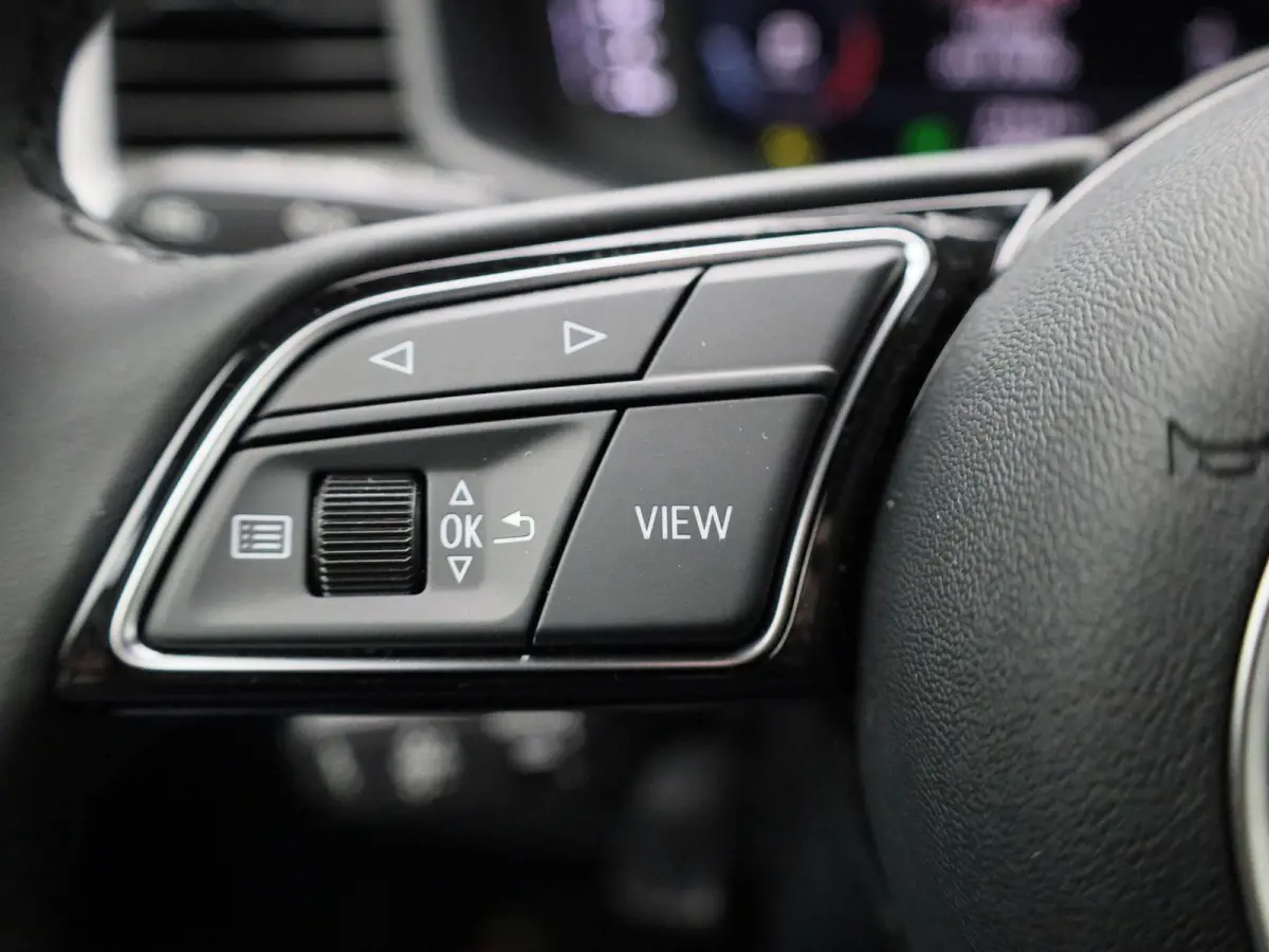 30 TFSI Advanced edition l Adaptive cruise control l Climate control l Stoelverwarming l Navigatie l Climate control l LED-koplampen l Audi sound system l Privacy glas l Optiekpakket zwart p