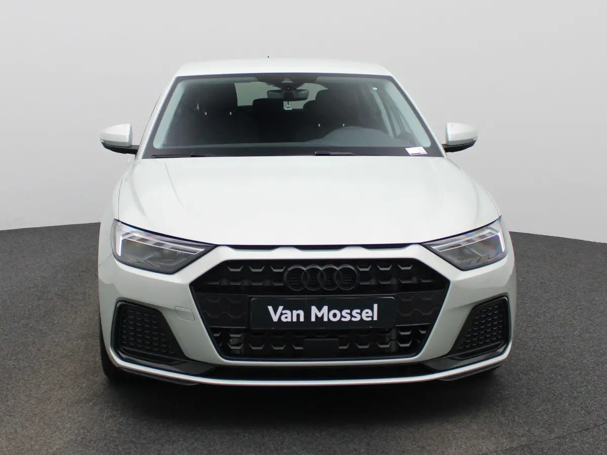 30 TFSI Advanced edition l Adaptive cruise control l Climate control l Stoelverwarming l Navigatie l Climate control l LED-koplampen l Audi sound system l Privacy glas l Optiekpakket zwart p