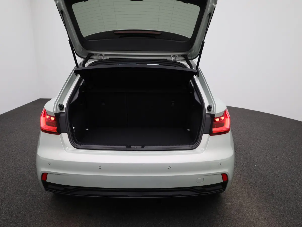 30 TFSI Advanced edition l Adaptive cruise control l Climate control l Stoelverwarming l Navigatie l Climate control l LED-koplampen l Audi sound system l Privacy glas l Optiekpakket zwart p