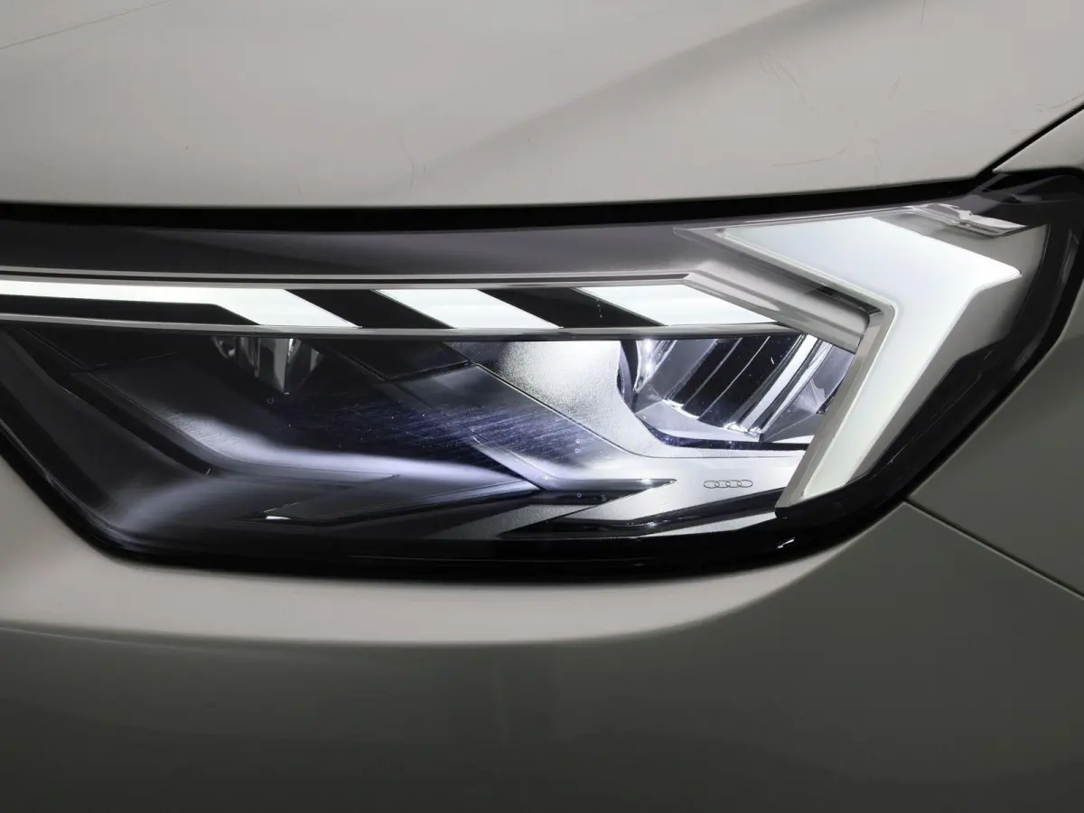 30 TFSI Advanced edition l Adaptive cruise control l Climate control l Stoelverwarming l Navigatie l Climate control l LED-koplampen l Audi sound system l Privacy glas l Optiekpakket zwart p
