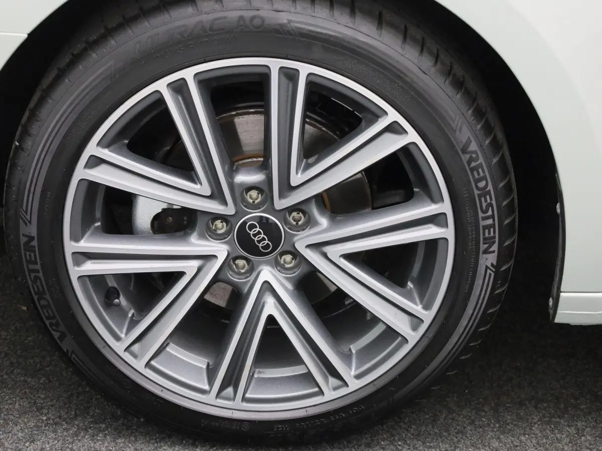 30 TFSI Advanced edition l Adaptive cruise control l Climate control l Stoelverwarming l Navigatie l Climate control l LED-koplampen l Audi sound system l Privacy glas l Optiekpakket zwart p